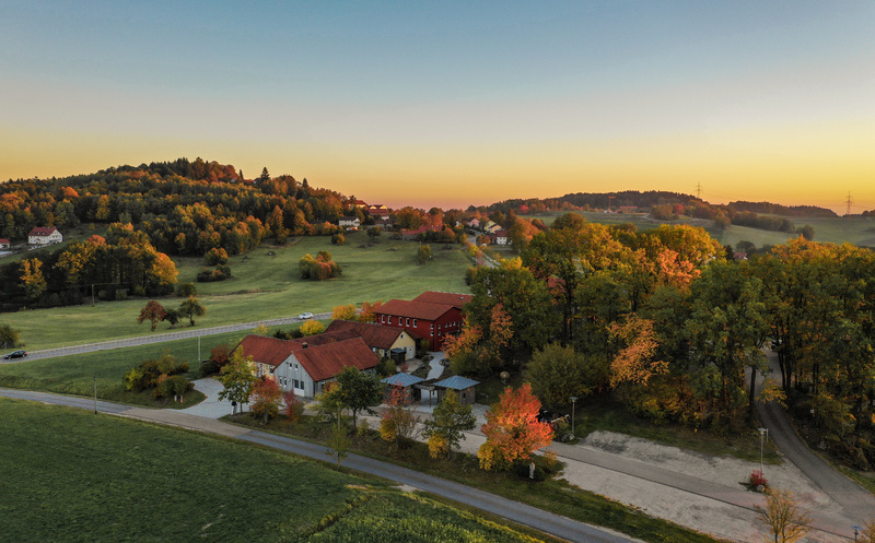 Naturnahes Firmengelände der Firma IRS in Brennberg bei Regensburg